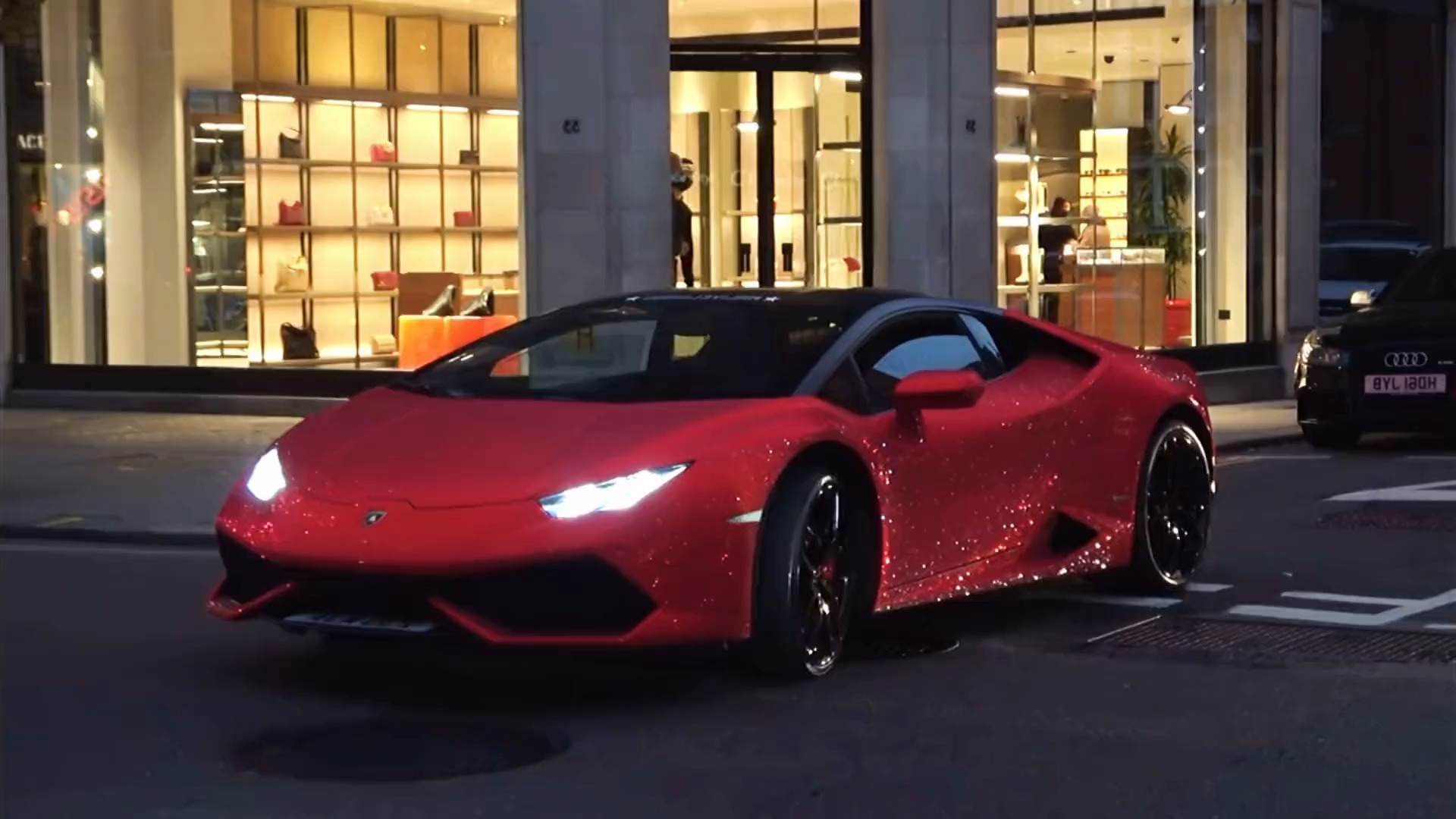 她说她喜欢星星,后来我才知道是劳斯莱斯的星空顶,兰博基尼的魅夜星