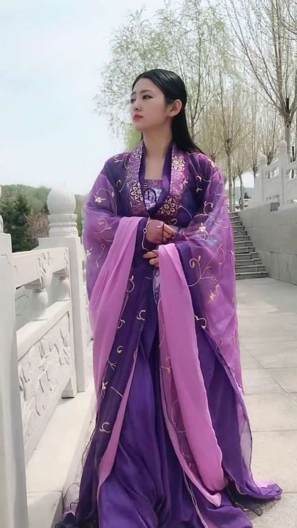 东北姑娘李炎儿 在微视发布了一个超有趣的视频,速来前排围观!