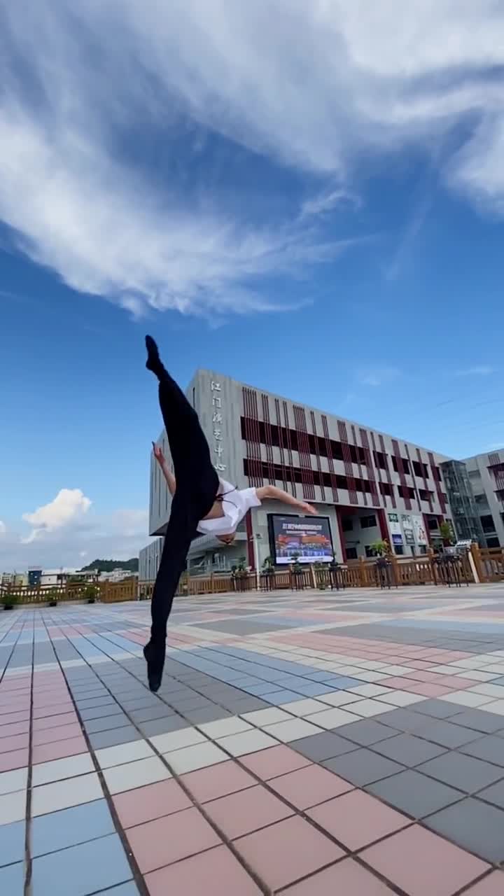 巡演的路上空余时间飞一个空翻一字马舞蹈