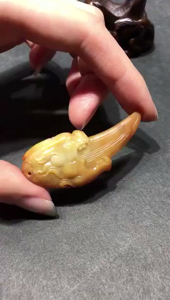 龙牙 新疆和田玉籽料    立体雕刻 老熟黄沁 佩戴佳品