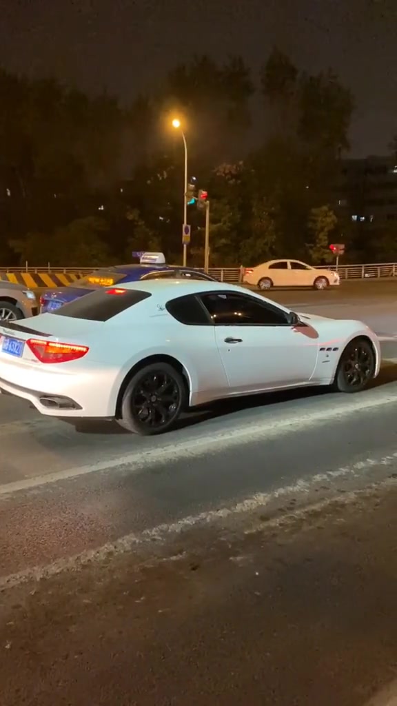 无锡土豪,开着玛莎拉蒂出来炸街了