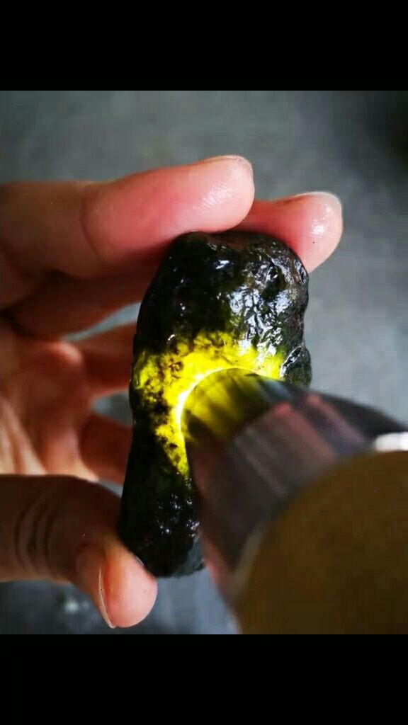 翡翠原石,会卡,c231号,周身种水表现漂亮,荧光感强,包邮特价66米!