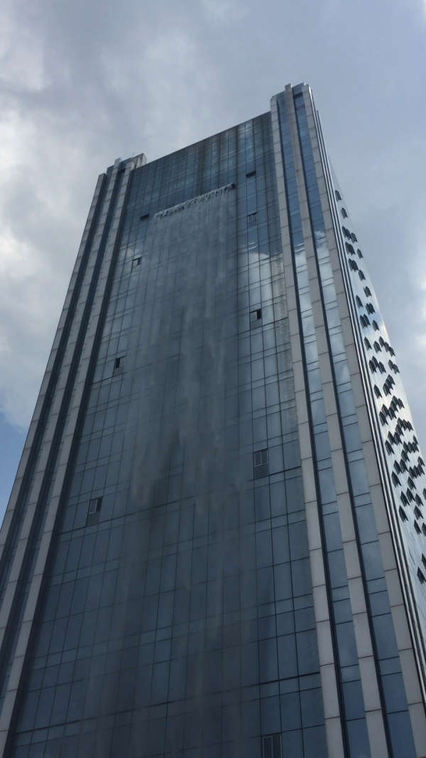 贵阳观山湖区瀑布酒店,楼高121米,瀑布108米,偶尔喷水.就在我小区门口