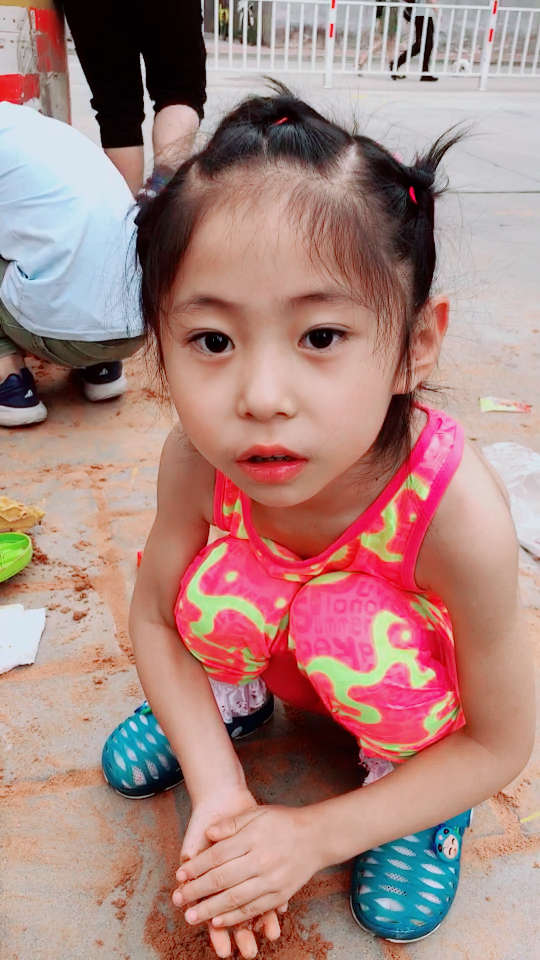小小美女一枚,鉴定完毕!看见玩沙土的小姑娘,想起了童年的回忆.
