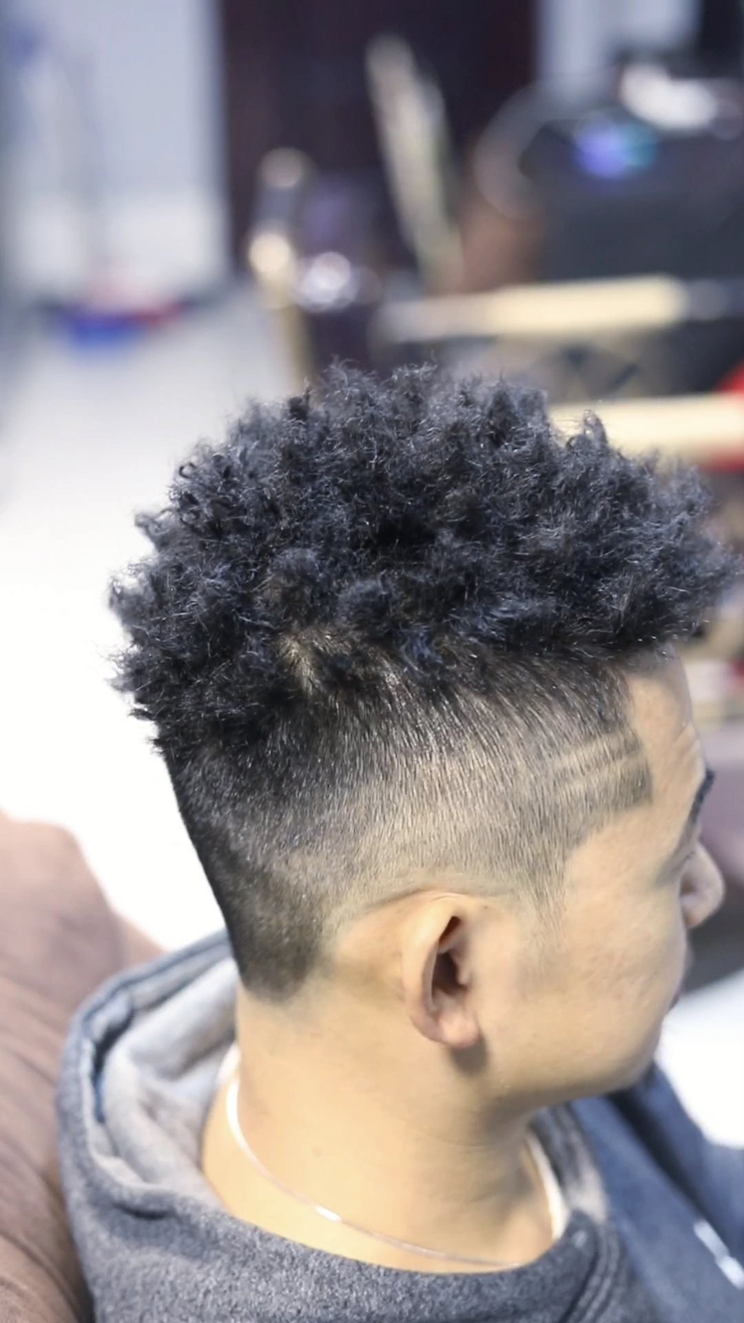 黑人烫发型,一款适合你的发型可以改变你的形象.