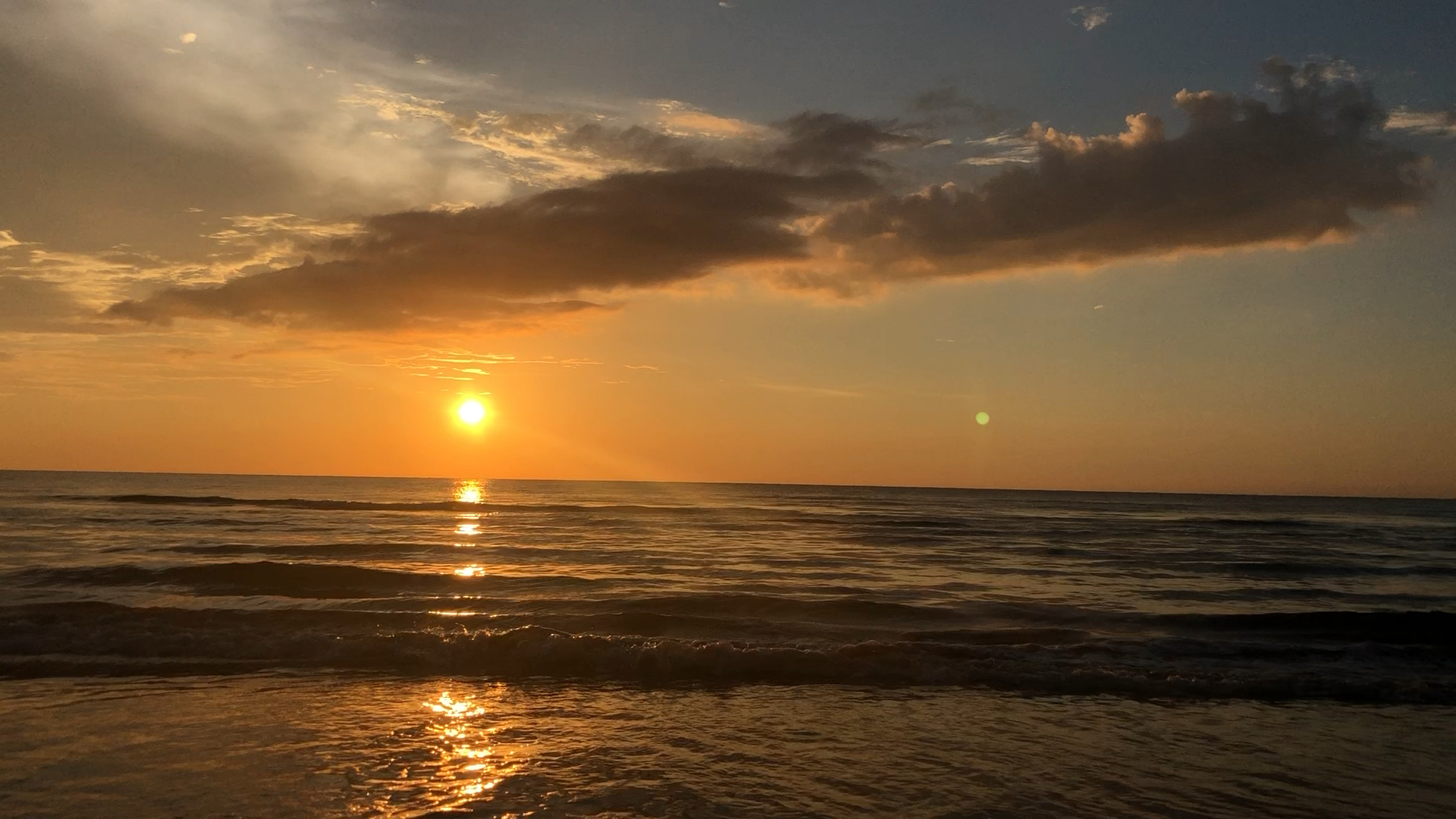 安安静静的坐在海边看日落,安安静静的过每一天