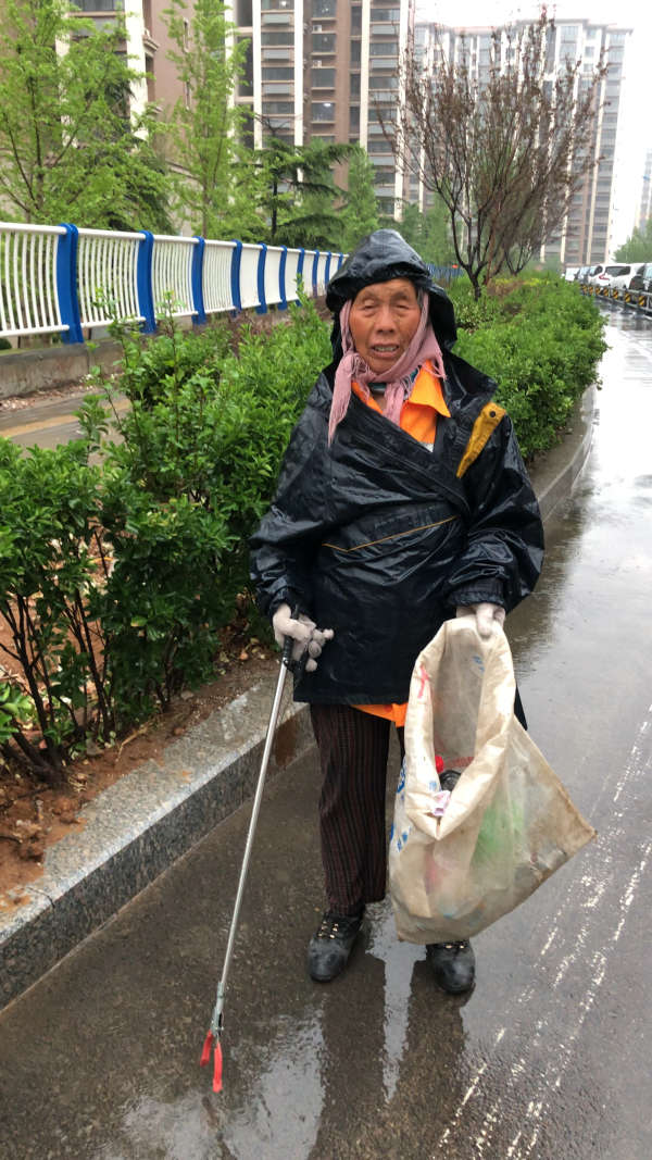让我们记住这位可爱的环卫阿姨,一起保护我们赖以生存的环境,努力加油