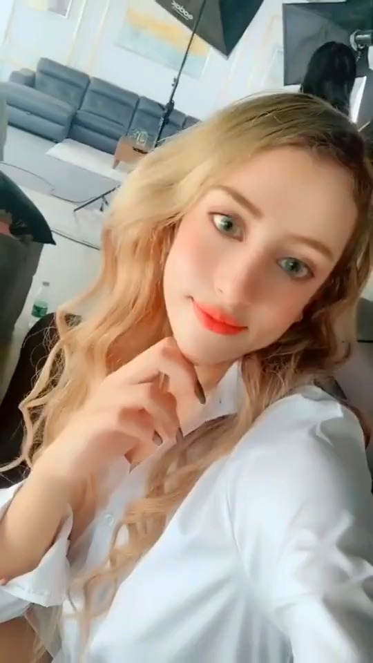 德国姑娘漂亮又妩媚!没想到她眨眼的一瞬间!我感觉自己爱上她!