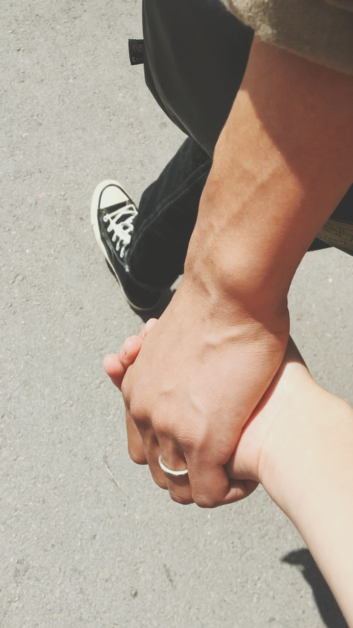 当你紧紧牵着我的手就知道你也是不舍 相聚时总是短暂 离别前总是难舍