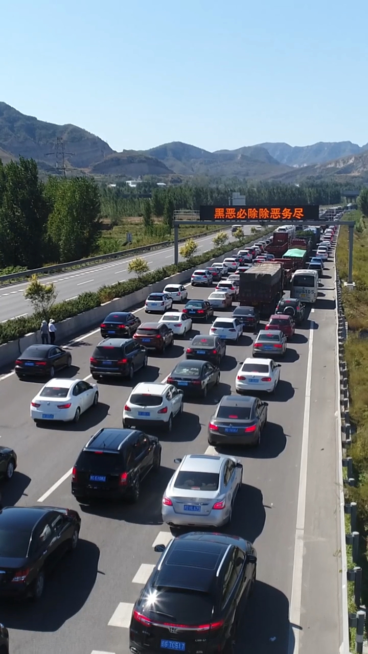 航拍十一长假高速堵车@{uid:1502349662339070,nick:经�%