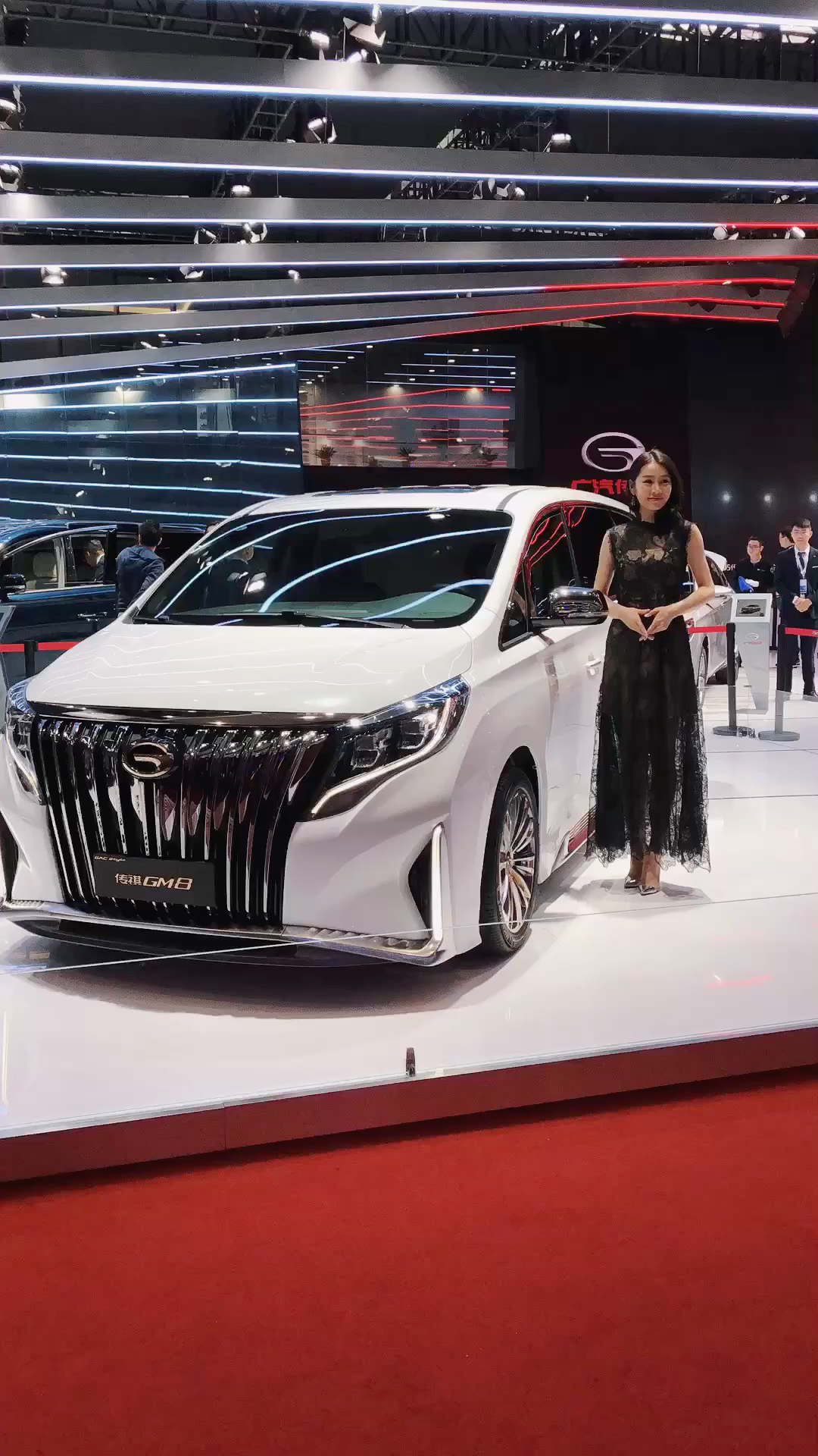 广州国际车展 神似"埃尔法"官改定制版传祺gm8,看官们觉得这变脸造型