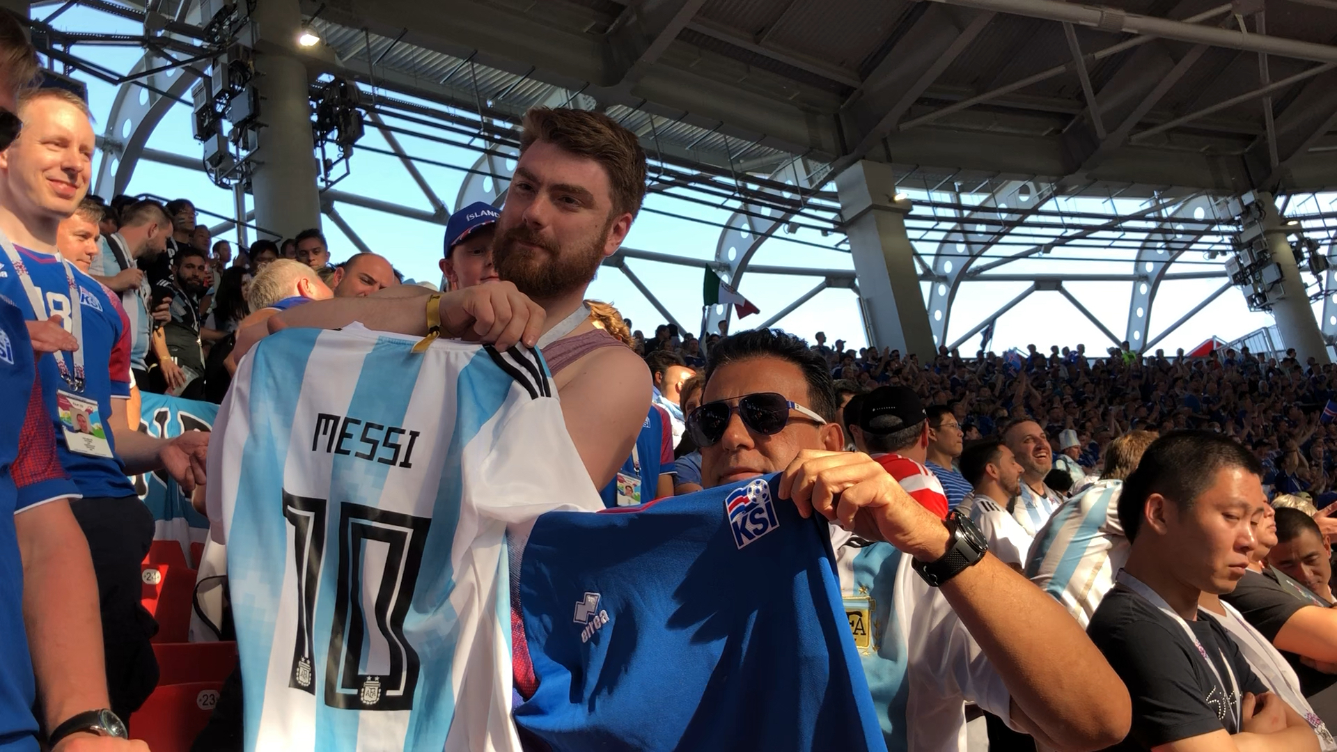 阿根廷冰岛球迷互换球衣相互机场拥抱,体育无国界.