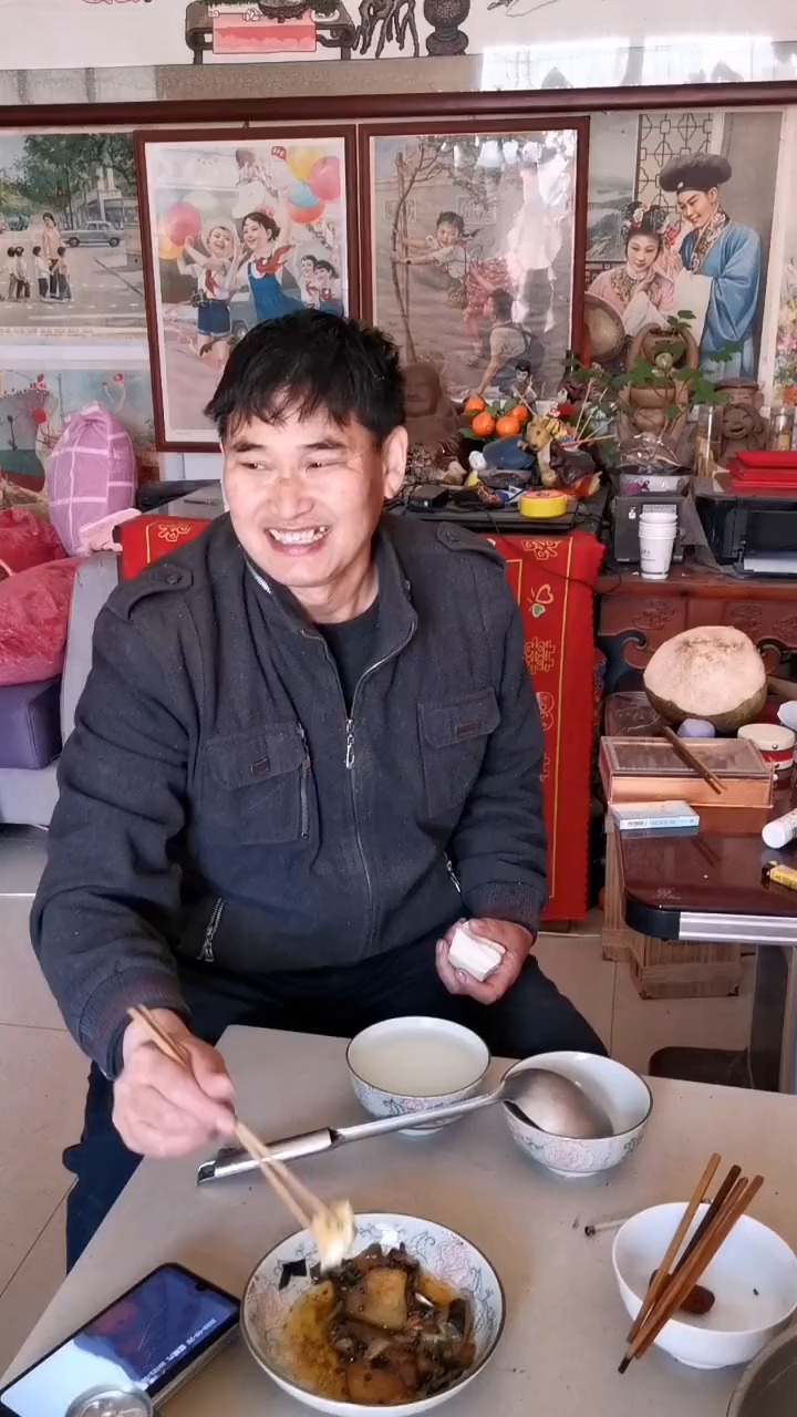 大衣哥吃饭太简单