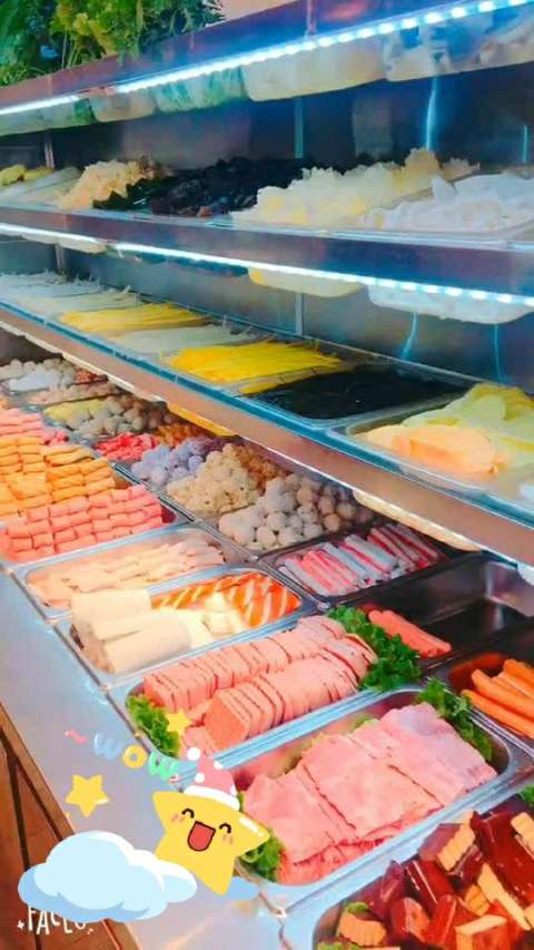 摆的特别整齐的麻辣烫材料,你们平时都喜欢在麻辣烫里放什么东西呢?