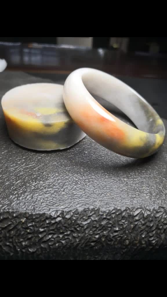 收藏级别的五彩玉手镯