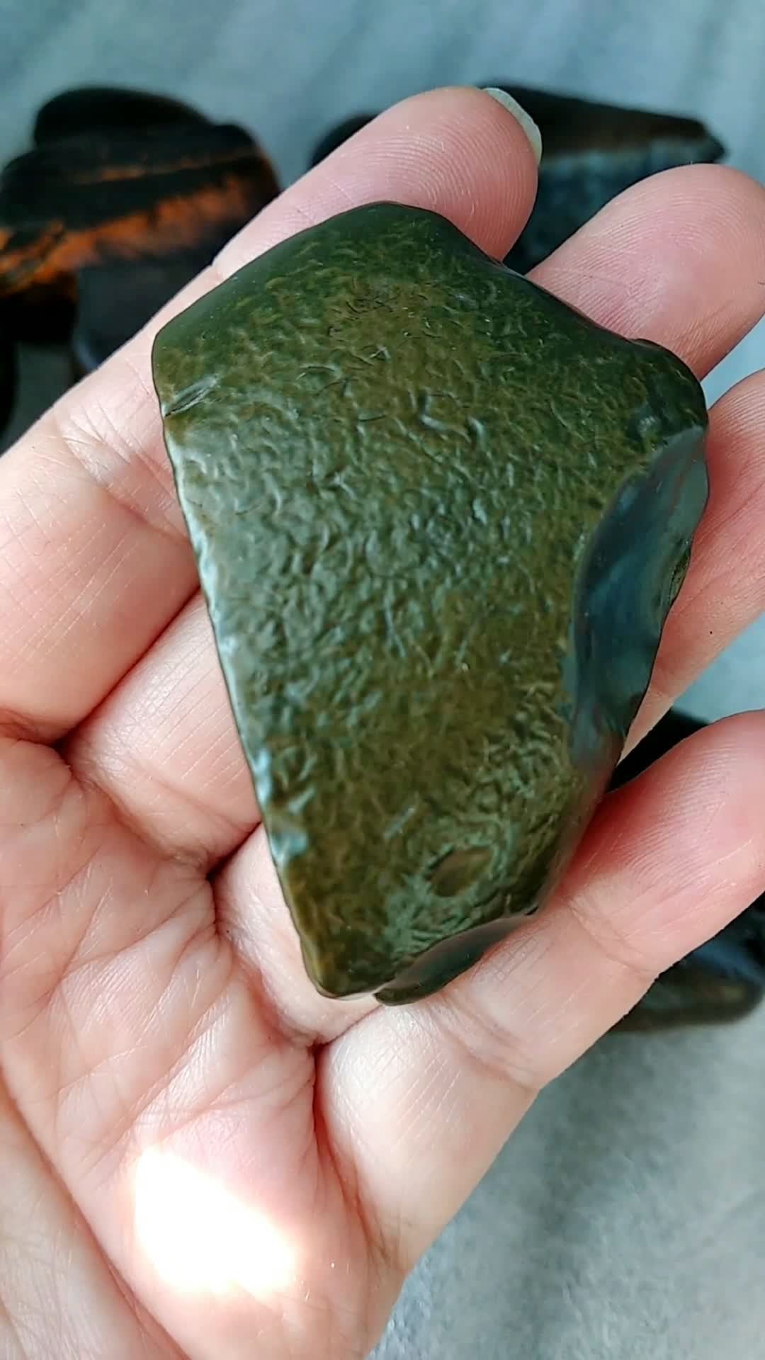 新疆克拉玛依漆皮泥玉