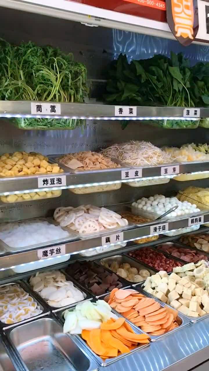 张亮麻辣烫挑选最新鲜的食材!