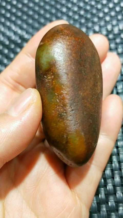 新疆和田玉籽料红皮原石把件,红皮露翠青肉质,料子完整无裂,籽形像个