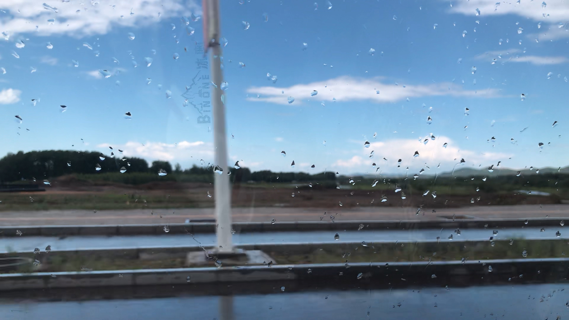 下雨天的蓝天白云