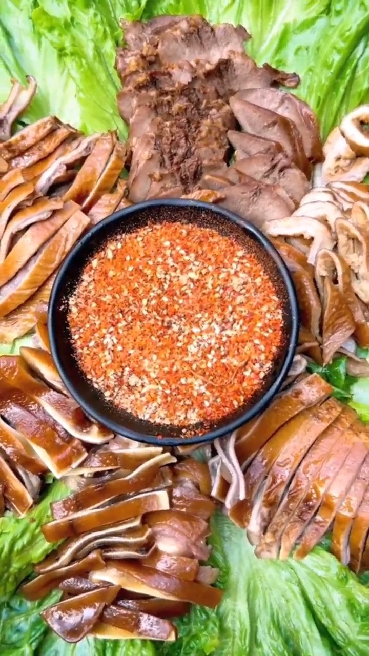 卤肉拼盘,卤的时候,公公说多放点辣椒,婆婆爱吃,我居然信了.