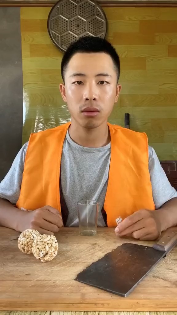 新二的快乐生活:参加过二战的刀好像有点切不动