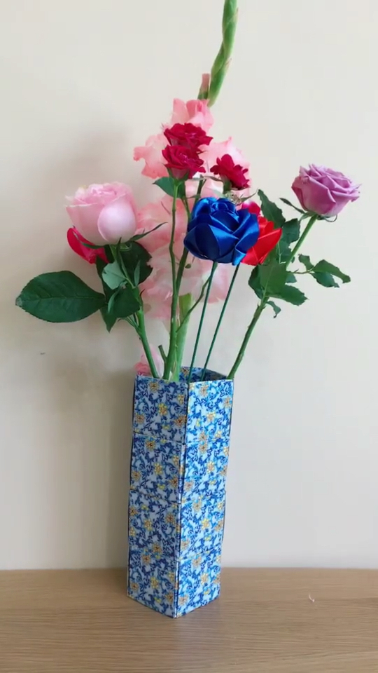 纯用扑克牌做出来的花瓶