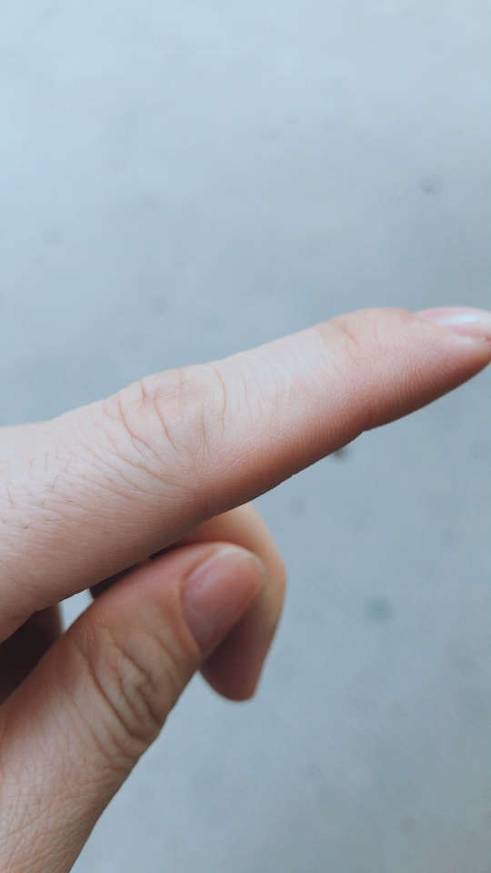 据说左手手指有伤疤的人,那是上辈子最爱的人留的印记,因为ta这辈子想