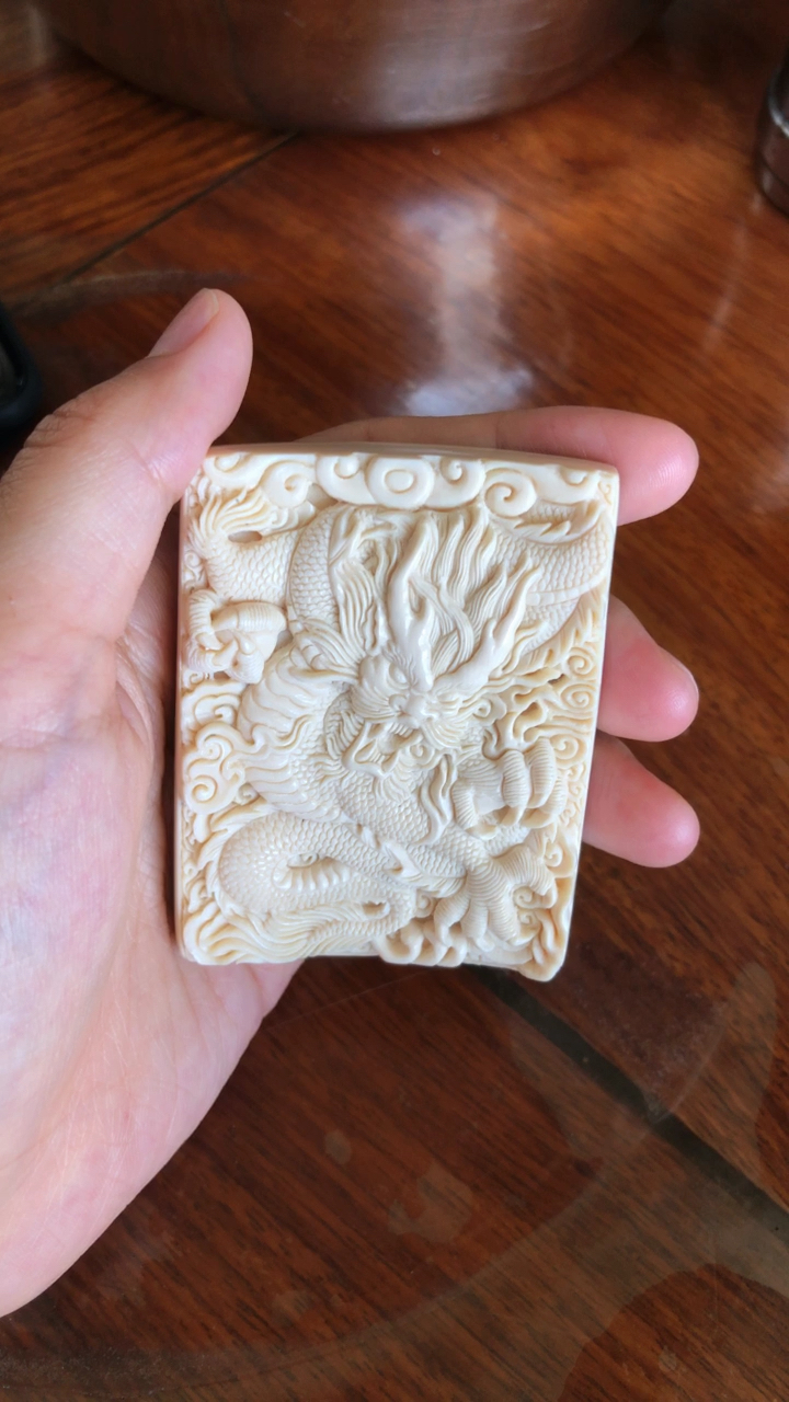 猛犸象牙,精美龙牌,52*64*20mm,87g,腾龙,大漏:1880元.