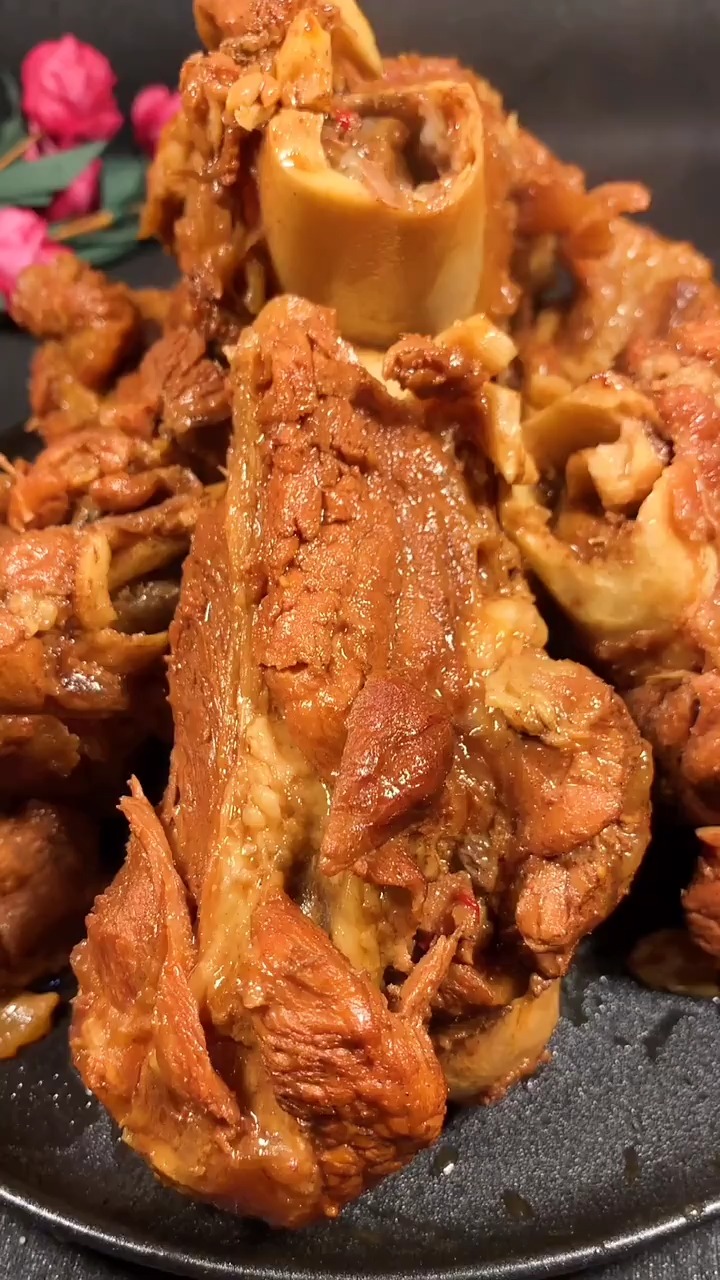 肉嫩多汁,肥而不腻,软烂脱骨的酱香大棒骨