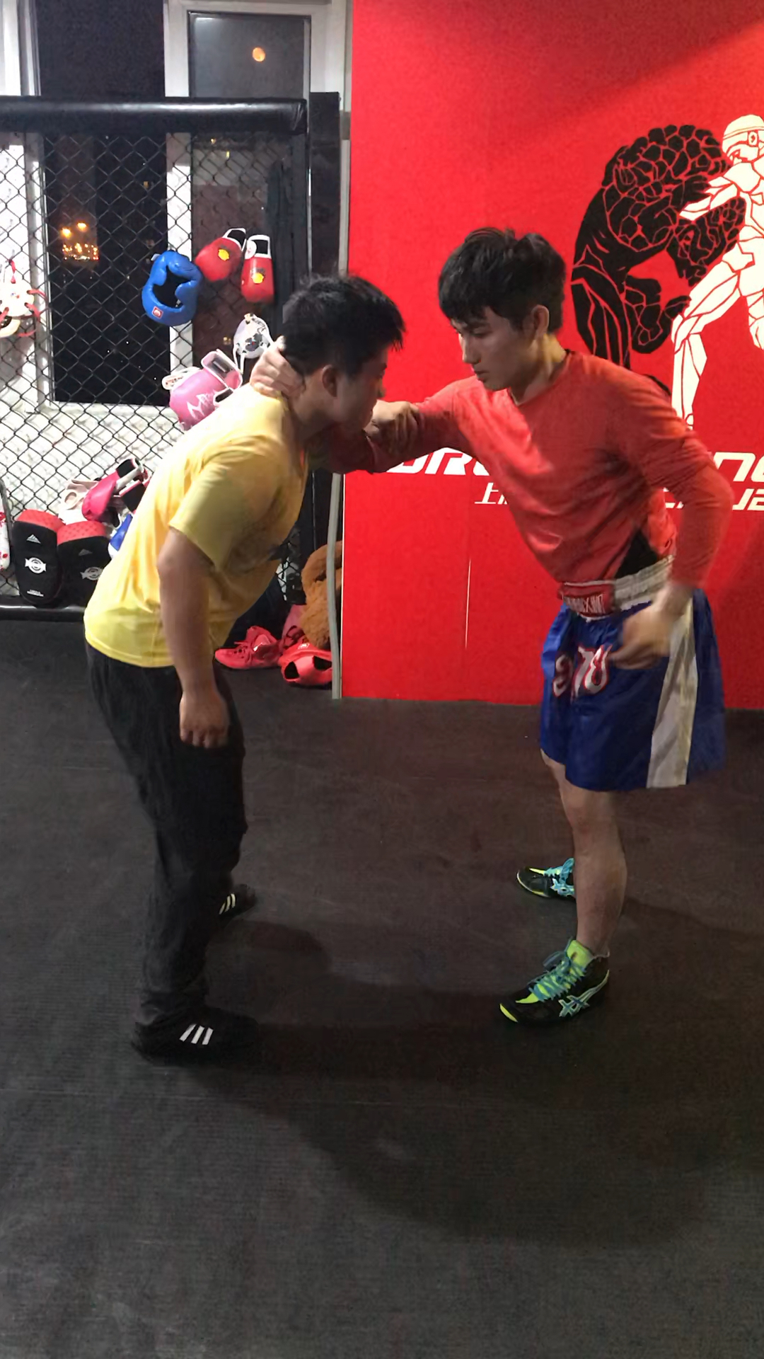 过肩摔!教科书版-教学建议在专业软垫子上练习.