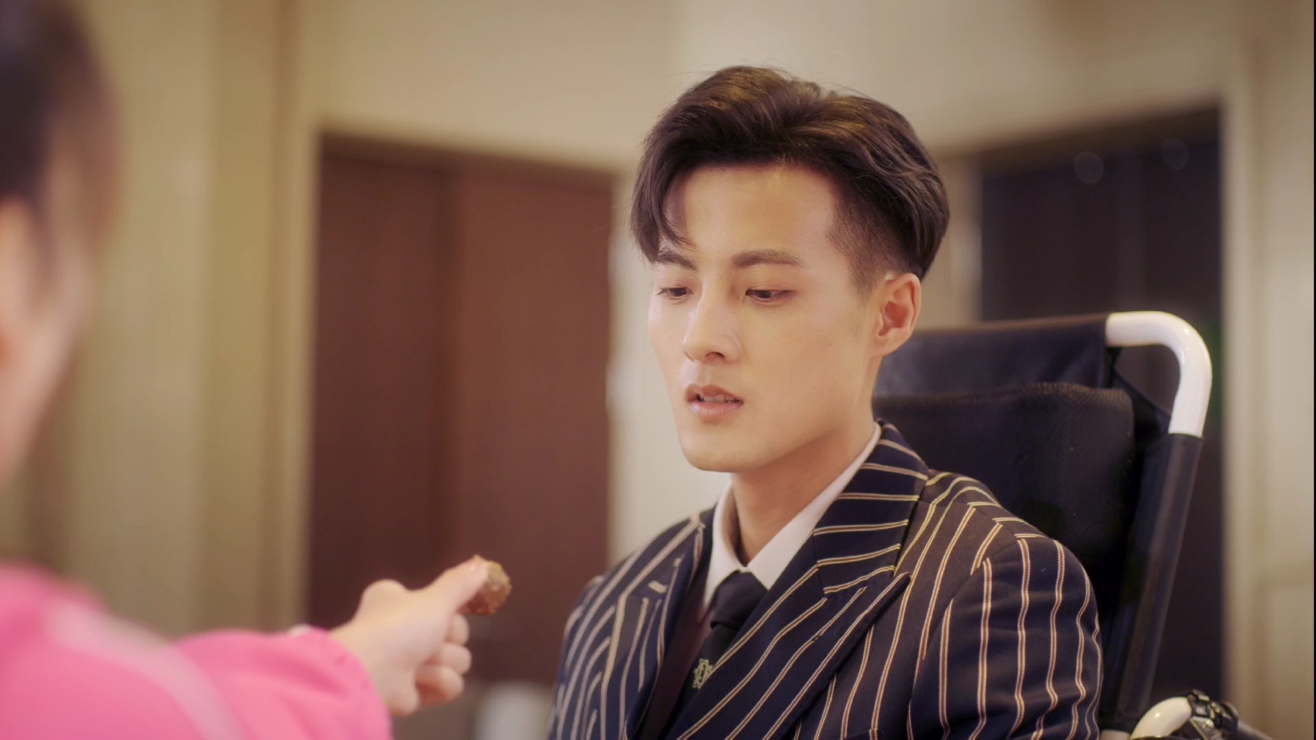 女主当男主面喂别人吃巧克力,男主吃醋抢过吃掉,楚河表示这个狗粮我不