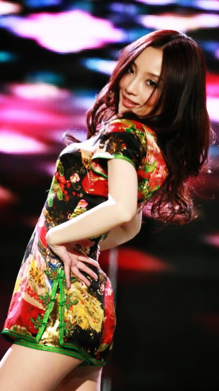 李小璐现场劲歌热舞,超短旗袍迷倒众生～99