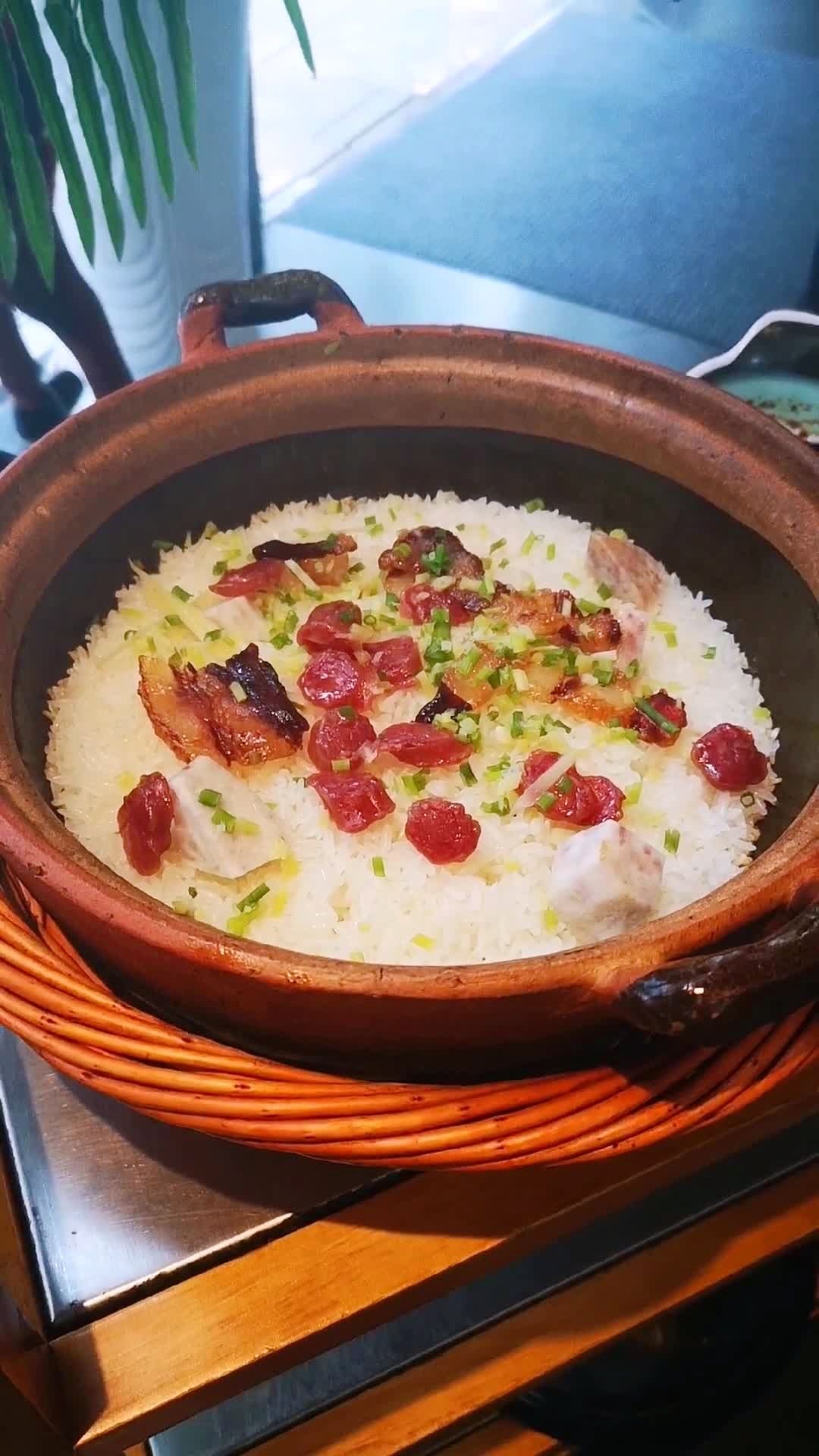 黑瓦锅 柴火烧 腊味香 生抽鲜 恣意丰满的米粒儿=完美煲仔饭