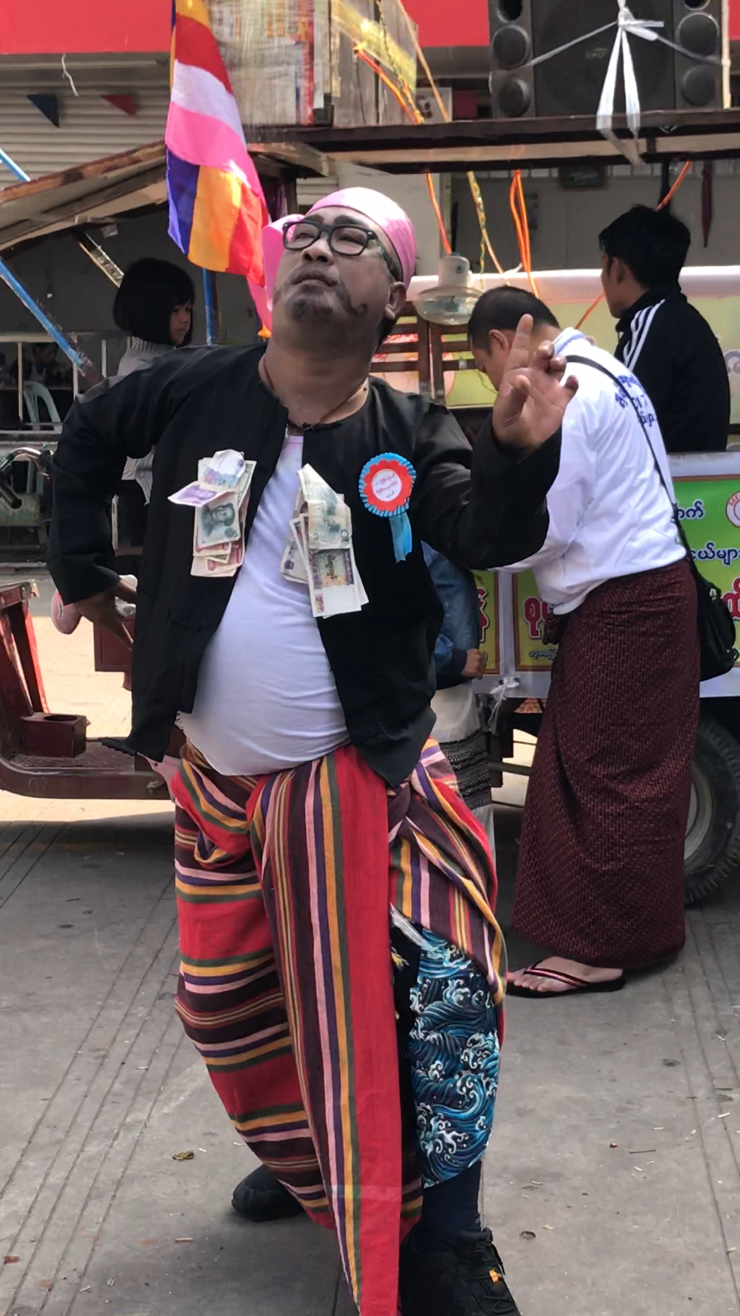 载歌载舞的缅甸大哥,舞姿太妖娆98