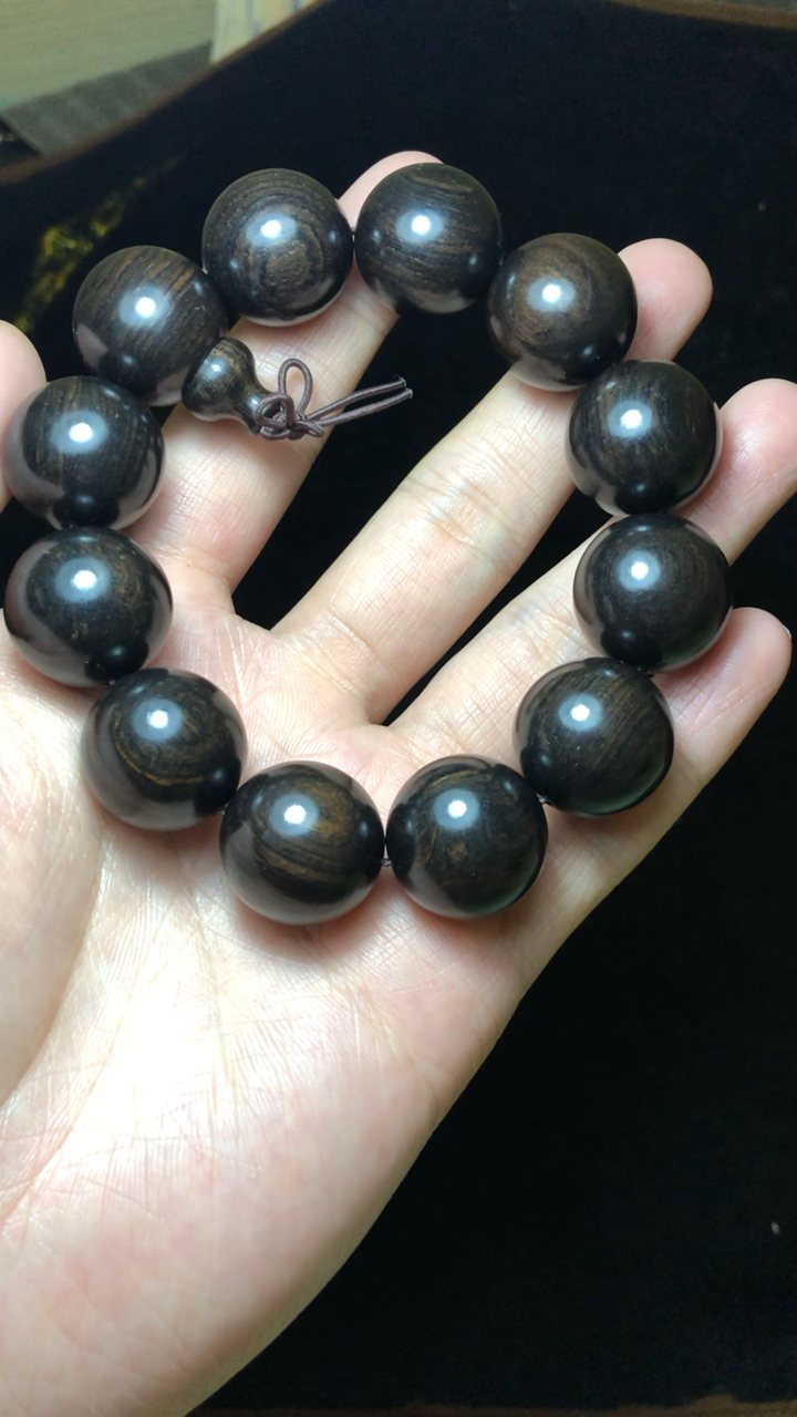 0规格黑檀,颗颗精工小孔,密度很高,基本无棕眼,每串都上70克重压手