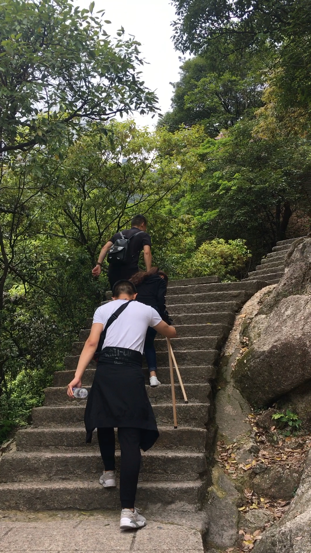 上山前,下山时.