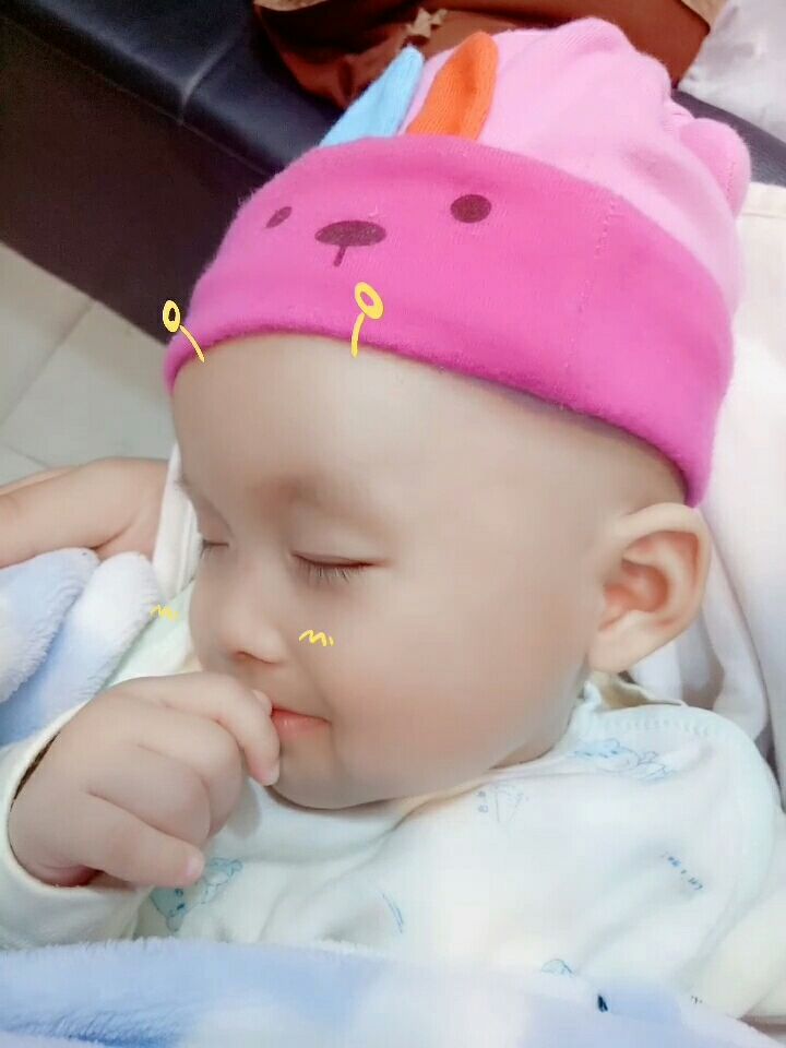 带你们看睡着的妍妍还在吃手笑