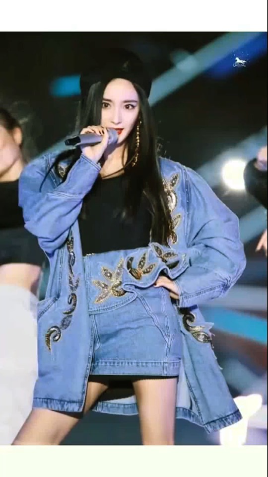 杨幂高清壁纸,身穿牛仔制服酷炫热舞,举手投足魅力爆发!