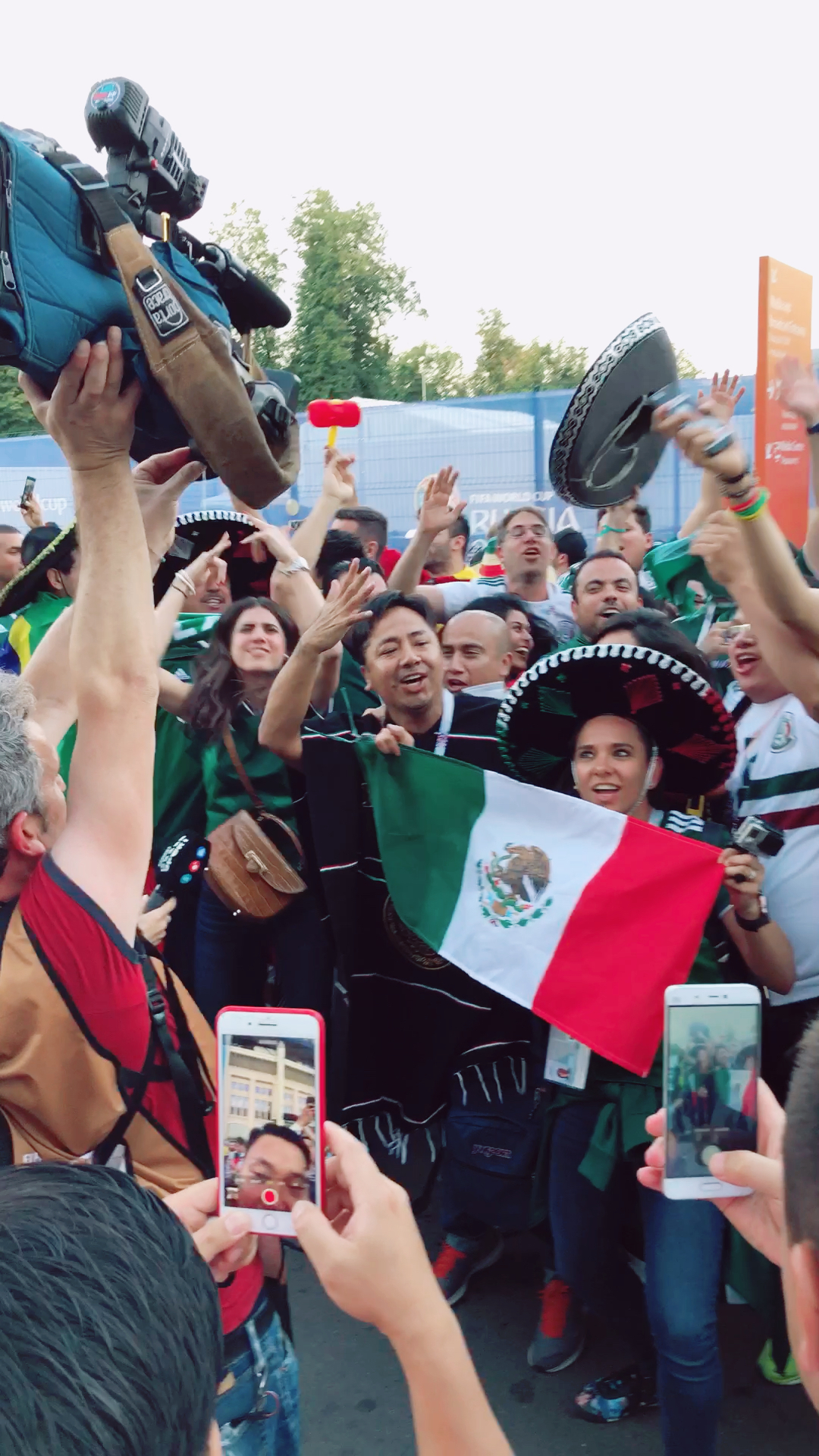 疯狂的墨西哥球迷赛后庆祝