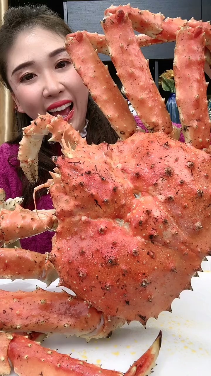 今天吃超级大的帝王蟹,真的是肉质鲜美又饱满!