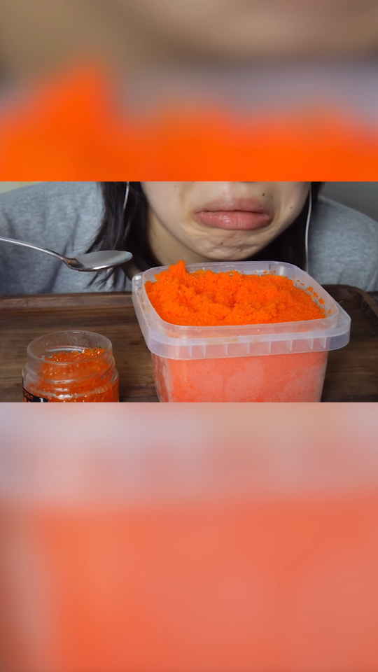 小姐姐吃鱼子酱,吃多了把自己恶心到了