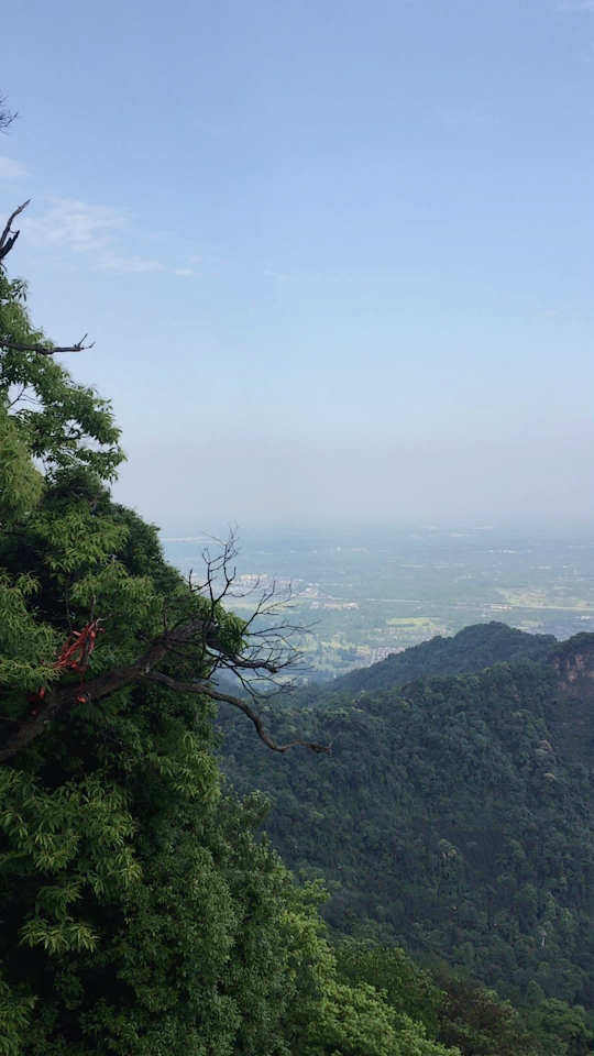 感谢小美女陪伴到青城山顶