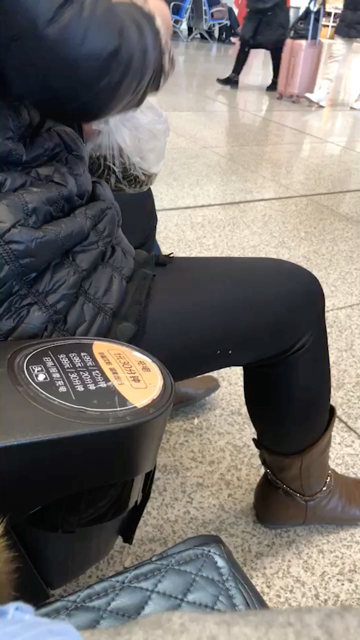 溜光的地面 你也好意思一把把毛嗑皮子 从两腿中间往座底下扔 你当