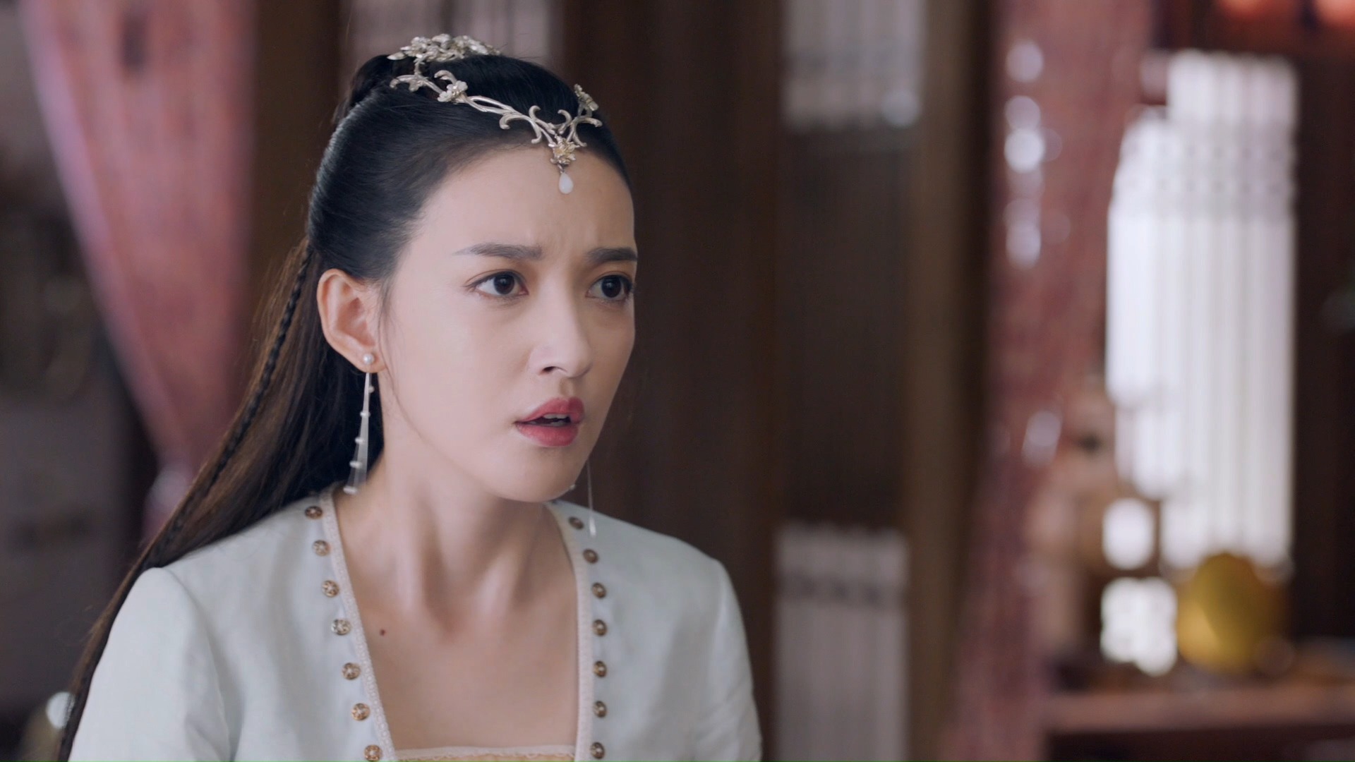 玲珑狼心 玲珑#康宁 多魂症复发,半夜变身狼隐冲出房间,把丫鬟吓涣怂