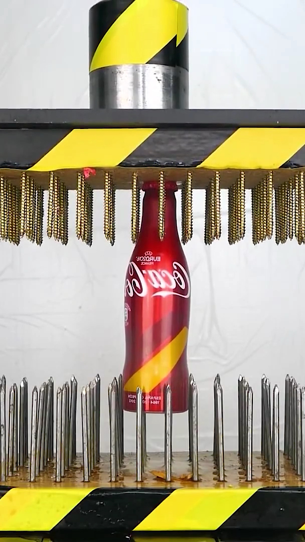 你别小看针床,扎下去,金银铜铁罐都得烂掉,小可乐瑟瑟发抖