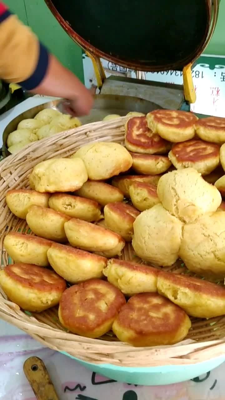 新来的老板做的四合面大饼子