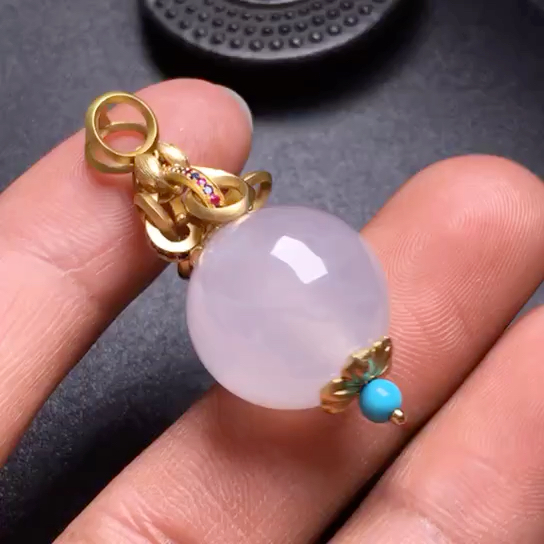 翡翠镶嵌圆珠吊坠