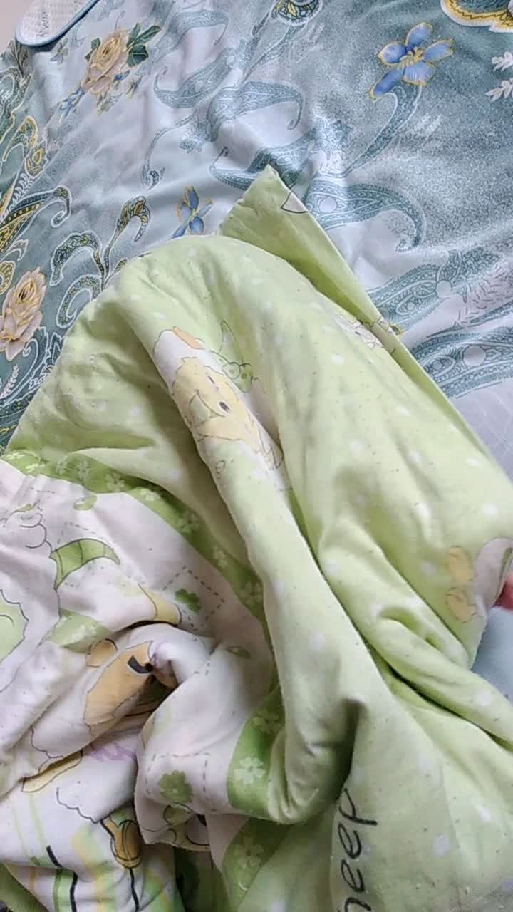 自己蒙着被子玩,捉迷藏,笑死我了