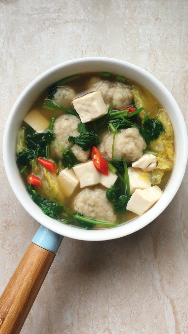 鱼丸豆腐汤.青椒 藤椒 蚝油煮的汤底.像涮火锅那样放菜,煮到熟就好咯.