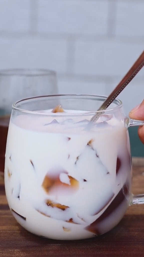 最近天又热了,做个冰冰凉凉的牛奶果冻吃!#2020美食记